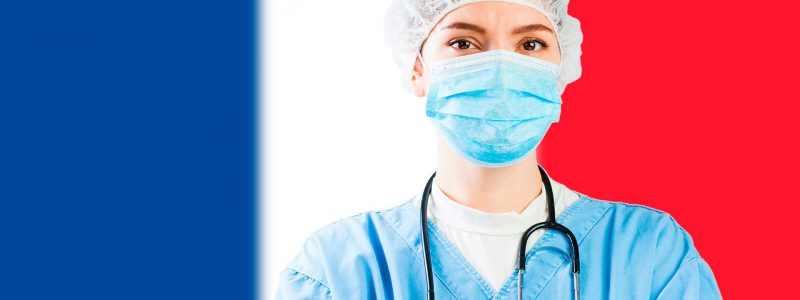 Врач на фоне французского флага, страны, лечение в которой доступно для иностранцев